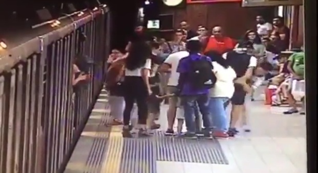 Milano, borseggiatore in metro: la folla lo blocca e lo fa arrestare così - Leggo.it