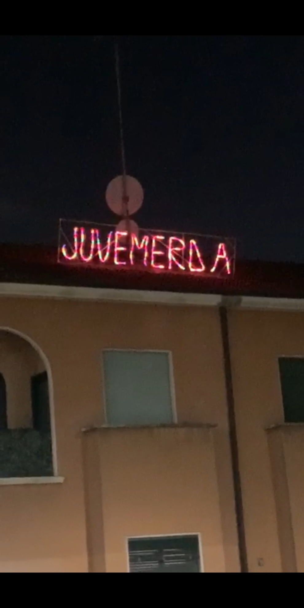 Addobbi Natalizi Juventus.Milano Natale Con Luminaria Choc Sul Tetto Di Una Casa Juve M A