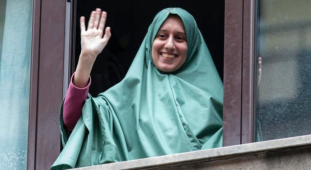 Silvia Romano ringrazia i musulmani d'Italia per l'accoglienza: «Allah vi benedica per tutto questo affetto»