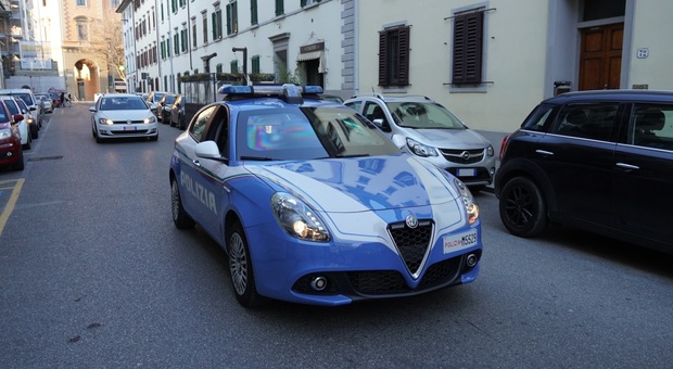 Firenze, guida (con la patente scaduta) contromano e ubriaco: 28 enne denunciato