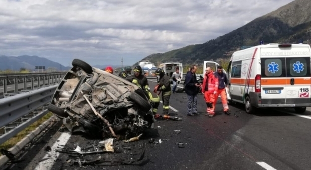 Ottantenne guida contromano in autostrada: bilancio tragico, un morto e cinque feriti