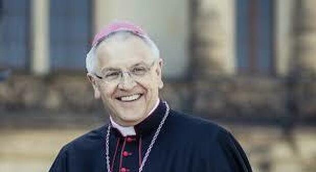 Famiglie gay, vescovo tedesco vuole benedirle e non capisce perché il Vaticano abbia smentito il Papa