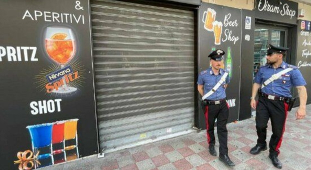 Napoli, ruba pistola ad una guardia giurata e spara contro 4 giovani davanti al bar: due sono gravi Foto
