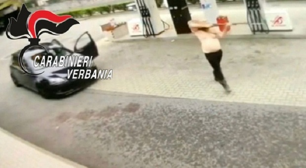 Sperona 15 auto e punta il fucile contro carabinieri e passanti: panico in strada
