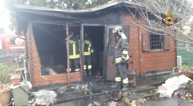 Roma, scoppia un incendio in una casetta di legno: morta una donna di 81 anni
