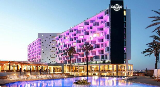 Non solo Italia: l'hotel di Ibiza non trova personale e offre 200 euro ai dipendenti che reclutano gli amici