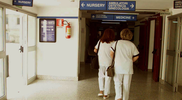 Mancano 200 infermieri nelle case di riposo: proposte di lavoro prima di aver finito gli studi