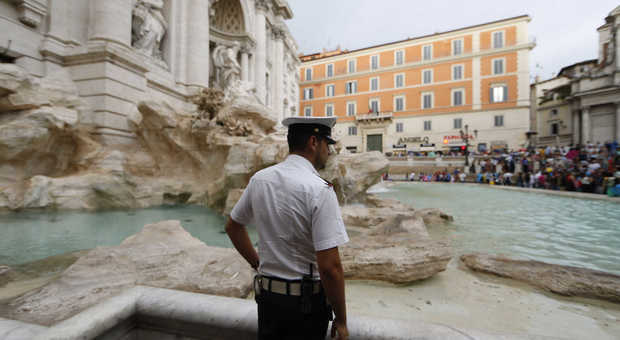 Ancora bagni a Fontana di Trevi, due uomini bloccati mentre cercavano di tuffarsi: maxi multa