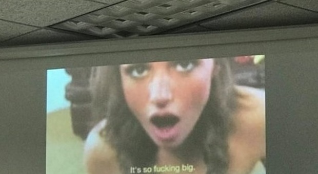 Foto porno per la presentazione all'università: "È così grande". Ecco di che sta parlando