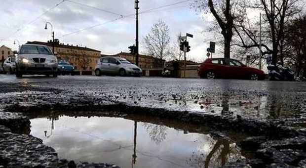 Tangenti per non vigilare sulle buche: in manette 7 funzionari a Roma