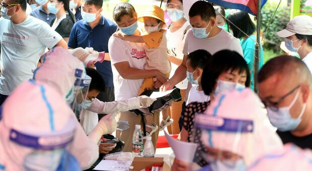 Covid, oltre 1.000 morti in una settimana, nonostante il calo dei contagi. Torna il lockdown a Wuhan