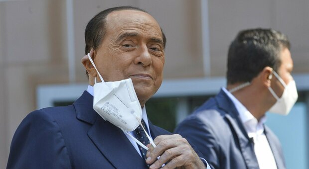 Berlusconi dimesso nel pomeriggio dal San Raffaele di Milano, lo staff: «Valutazione clinica approfondita»