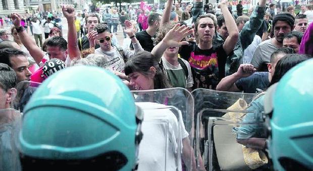 Milano, polemiche in Comune dopo il blitz di Casapound e gli scontri coi centri sociali