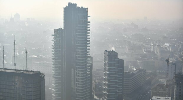 Milano, «Nel 2020 1500 morti da smog: tornino Area B e la sosta a pagamento».