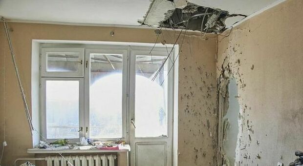 Ucraina, un missile distrugge l'ospedale: i medici fanno nascere una bambina nel bunker