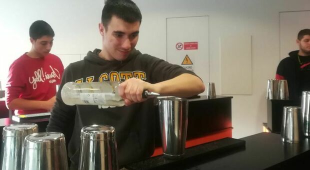Roma, l'appello di Mirko: «Ho un autismo ma datemi fiducia: sono un barman esperto, voglio lavorare»