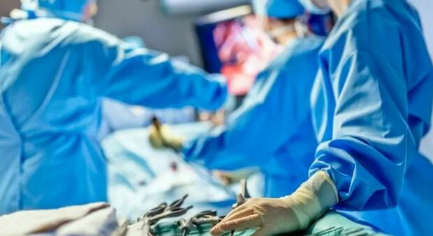 Deturpata dal chirurgo durante l'operazione al seno: «Non alzo più un braccio»