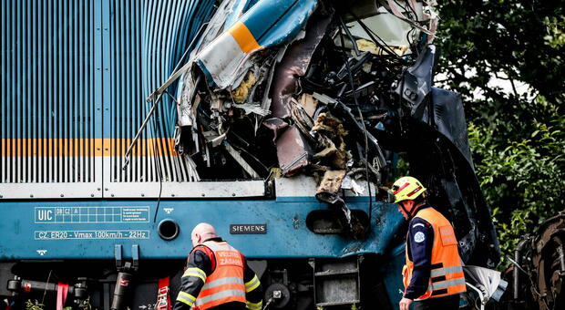 Scontro choc tra due treni: 3 morti e 31 feriti, quattro sono gravi. «Colpa di uno stop non rispettato»