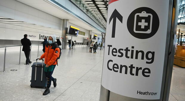 La Gran Bretagna vieta i viaggi all'estero: 5000 sterline di multa ai trasgressori