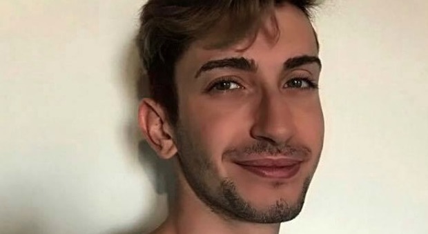 Samuele, 22 anni, preso a calci e pugni perché gay. Lo sfogo su Facebook: «Non sono solo»