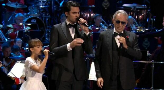 Bocelli canta per re Carlo, Camilla, William e Kate: con i figli Matteo e Virginia unici italiani invitati al Festival of Remembrance