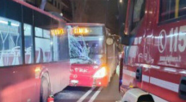 Roma, incidente tra due autobus a Prati: ferite tre persone, l'autista incastrato nel mezzo