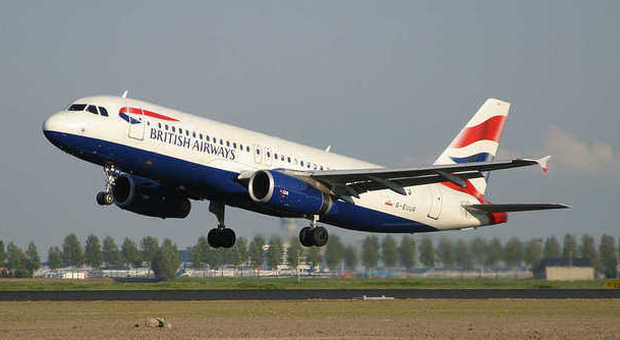 Clandestino precipita dal volo British Airways: si era nascosto nel vano carrello dell'aereo
