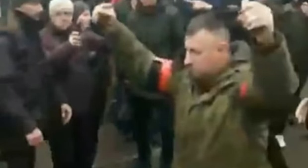 Ucraina, soldato russo cammina con due granate e la folla lo insulta: «Vergogna». Il video è virale