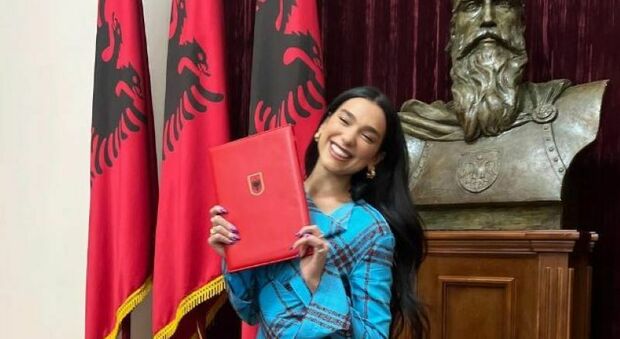 Dua Lipa riceve la cittadinanza albanese: «Una gioia e un grande onore». La popstar al settimo cielo