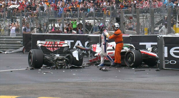 Schumacher, terrificante incidente al Gp di Monaco: l'auto si spezza in due, lui è illeso