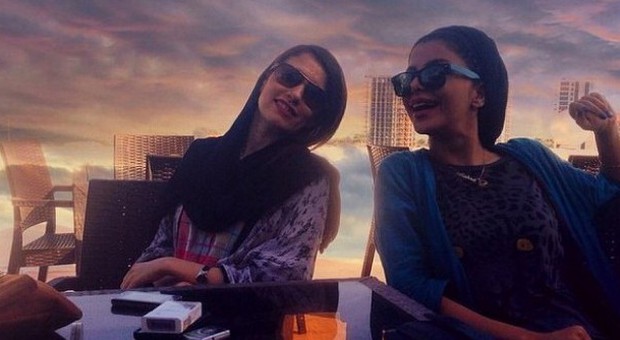 Gioielli e supercar, i "ragazzi ricchi" di Teheran ​sbarcano su Instagram: è polemica