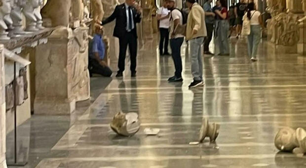 Roma, getta a terra statue ai Musei Vaticani: fermato un turista. «Voleva vedere il Papa»