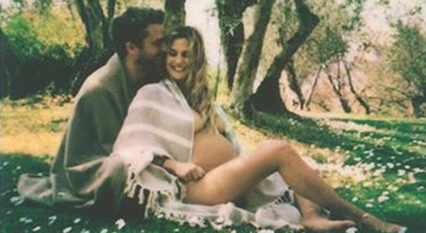 Luca Argentero e la dedica d'amore per la fidanzata Cristina Marino incinta: «Il regalo più bello è qua»