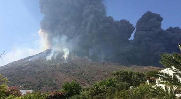 Esplosione a Stromboli, boato avvertito da abitanti e turisti. Il sindaco: «Nessun danno»