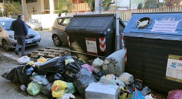Caos rifiuti: Ama si difende: «La colpa è dei residenti dell’hinterland che buttano i sacchi in città»