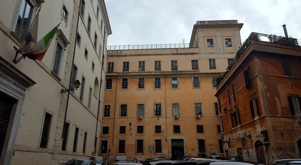 Roma, disinfestazione a sorpresa nel liceo: salta l'ultimo giorno di scuola