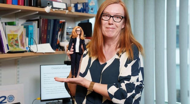 Covid, la scienziata co-fondatrice di Astrazeneca diventa una “Barbie”