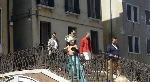 Venezia, l'annuncio: “Foto con modella svestita... chi vuol venire?”. Vigili in allarme