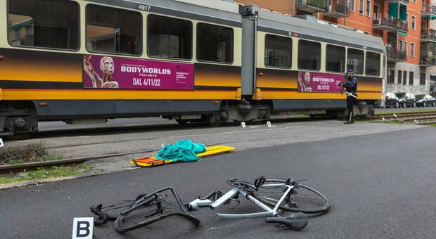 Il piccolo Luca, travolto e ucciso a 14 anni dal tram. Stava andando in bici a scuola: autista sotto choc