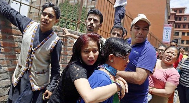 Nepal, nuova scossa di terremoto 7.4: 36 morti, 10 anche in India