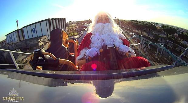 Cinecittà World da sabato al via la stazione natalizia: attrazioni con Babbo Natale e nevicate show