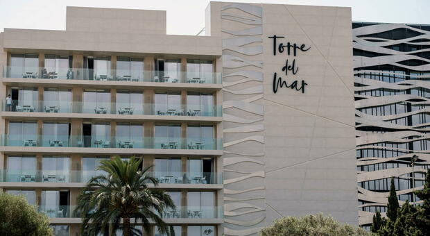 Giù dal balcone di un hotel a Ibiza, morti un ragazzo e una 21enne italiana: «Forse femminicidio»
