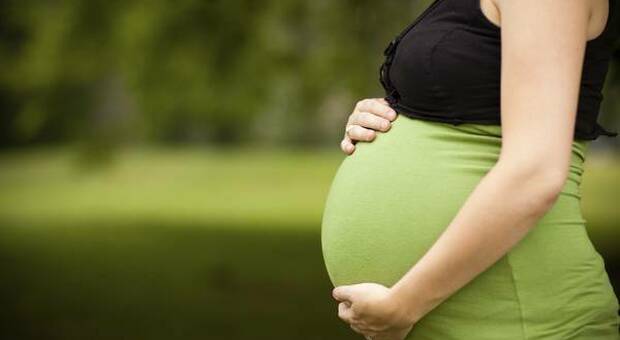 Ragazza incinta muore a 31 anni di Covid: si è infettata al suo baby shower