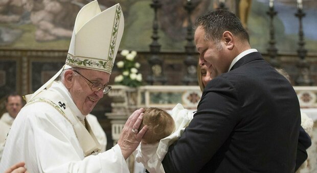 Papa Francesco, battesimi a rischio: non validi se pronunciata la formula «Noi ti battezziamo»