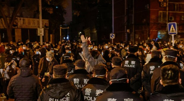 Cina, migliaia in piazza contro i blocchi anti Covid: giornalista della Bbc arrestato e picchiato dalla polizia