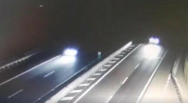 Torino-Milano, ubriaca guida 5 km in contromano in autostrada: 50enne denunciata