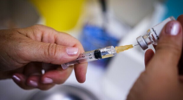 Vaccini, Astrazeneca somministrato per sbaglio a due 23enni al posto di Pfizer: l'allarme di una delle ragazze