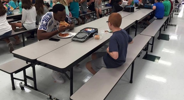 Bo, bimbo autistico, mangia sempre da solo a mensa. Ma un giorno accade l'incredibile...