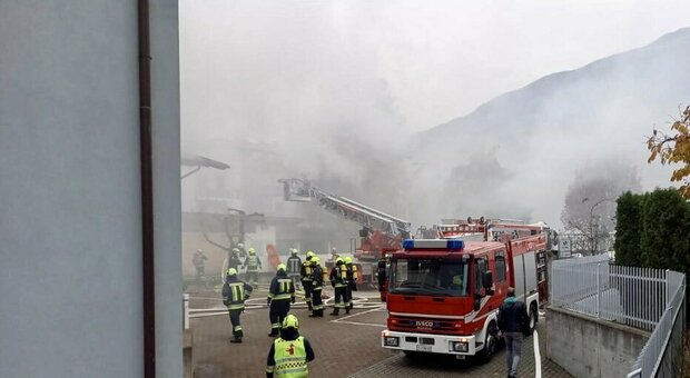 Incendio in hotel a Bressanone, donna morta intossicata: il tetto divorato dalle fiamme