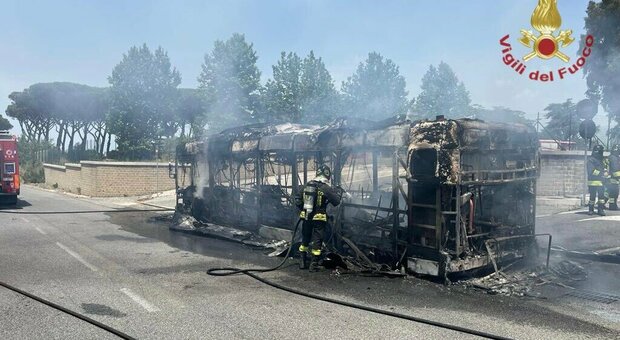 Roma, bus in fiamme su via Laurentina: « Era in servizio da 16 anni».